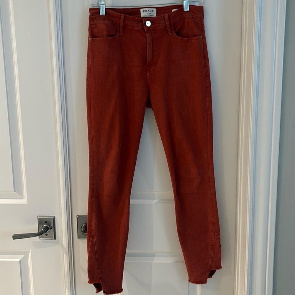 FRAME DENIM skinny jeans in burnt henna color. Ankle length